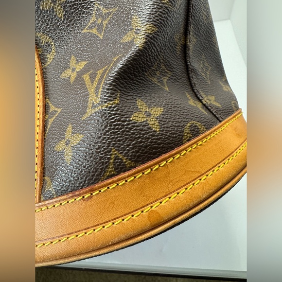 100% Authentic Louis Vuitton Monogram GM Bucket bag. - Picture 8 of 17